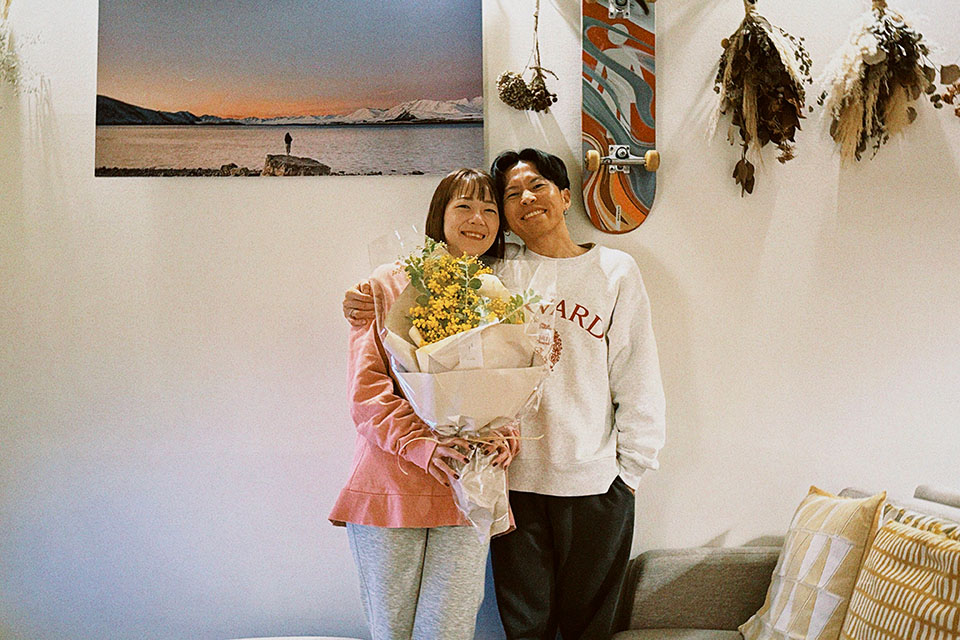 洋子ちゃんからお祝いにもらったミモザとともに