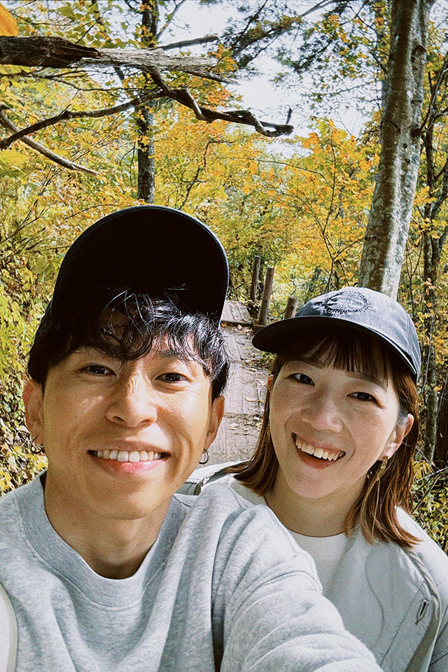 近所を散歩。紅葉をバックに