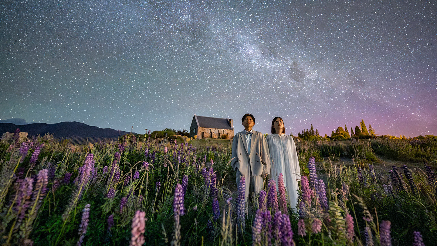 ニュージーランド・Lake Tekapoにある善き羊飼い教会前でルピナスとともに撮ったきおく